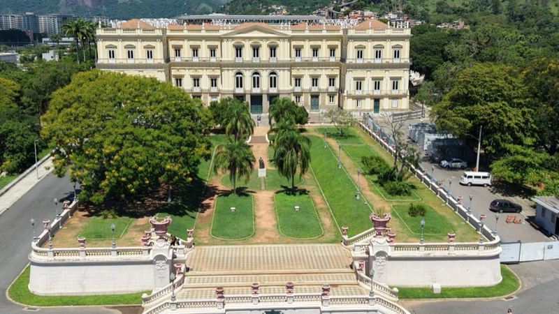 Filmagem aérea com drone de imóvel histórico e seus jardins