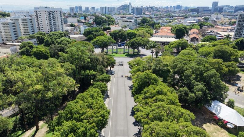 Drone filmando paisagem urbana arborizada no Rio de Janeiro