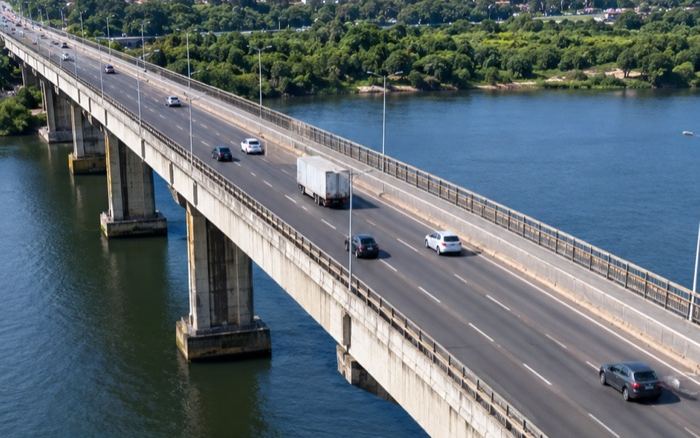 Inspeção de estrutura com drone mostrando pilares e vigas de uma ponte